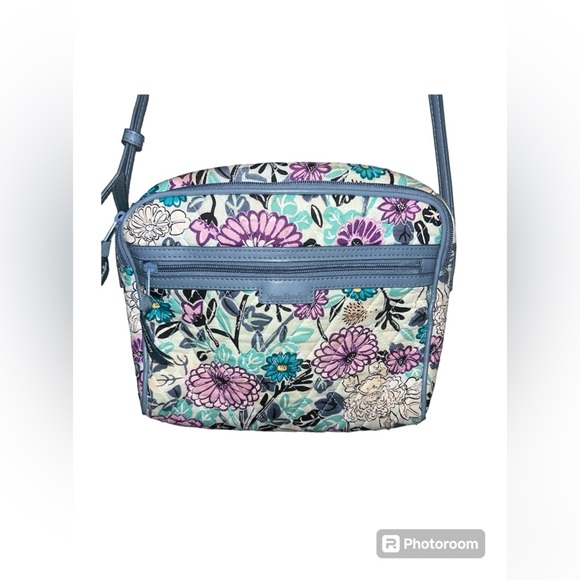 Vera Bradley Crossbody NEEDS TO BE WASHED - Picture 2 of 16